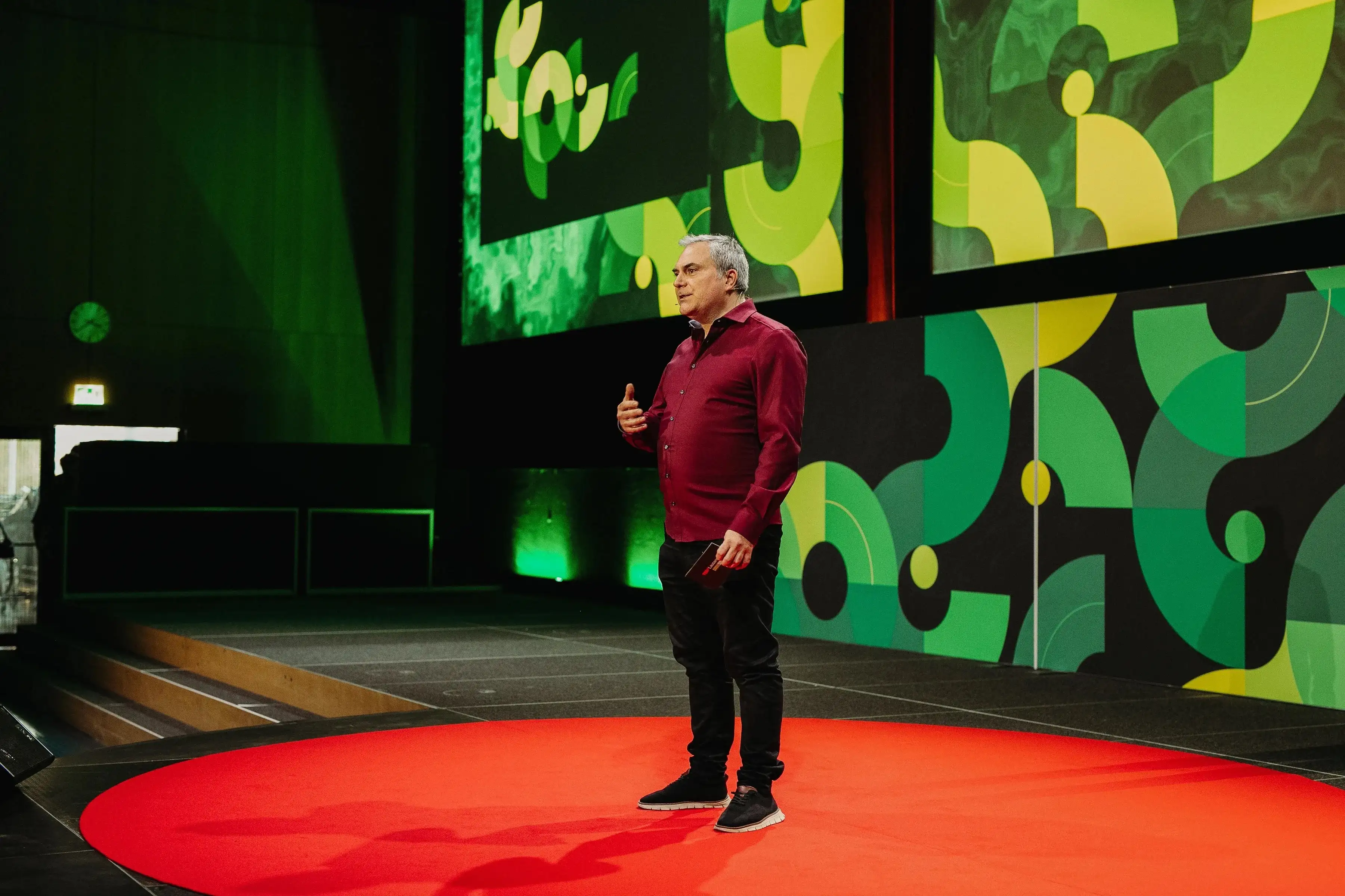 Damien Gauthier coaching a conference speaker